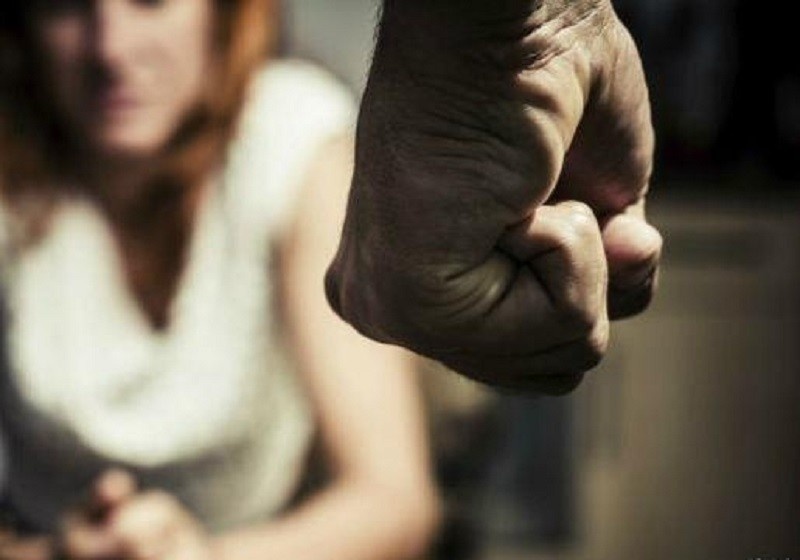 «Наш роман развивался стремительно, я забеременела, и мы расписались. Через два месяца после свадьбы у мужа обнаружили туберкулез. Врачи говорили, что он сбегает из клиники и употребляет наркотики, а я недоумевала. Такой образованный, из хорошей семьи! Но выяснилось, что я совсем ничего не знаю о его прошлом: у мужа три судимости, и из-за них его не брали на работу. После лечения вернулся домой и стал исчезать. Каждый раз приползал чуть ли не на коленях, спал на ступеньках, когда я не пускала его домой. Тогда же он впервые поднял на меня руку. Мы были на улице: муж разозлился, что я не оставила ему ключи, и схватил за горло. Было неловко перед соседями, моей шестилетней дочерью, самой собой.
Даже после рождения нашего общего ребенка он днями пропадал в наркопритонах. На нервной почве у меня пропало молоко, и я уехала к маме на Украину. Муж приехал следом — умолял вернуться, обещал, что исправится. Но в один из вечеров напился и избил меня ногами. Мое терпение иссякло.
Вернувшись в Россию, я подала на развод. Покинуть мою квартиру отказался, а вызов полиции только разозлил его. Ночью он выломал дверь, набросился на меня, стал швырять из угла в угол.

Я крикнула старшей дочери: „Беги! Позови на помощь!“ — а муж втолкнул меня в комнату с младшей. Тут я осознала: он пришел меня убивать. А за этой мыслью последовала другая, совершенно невыносимая — о младенце в коляске за моей спиной.

Времени думать не было. Я схватила с тумбочки нож и выставила перед собой. В этот момент муж сделал шаг и обмяк. Лезвие вошло ему прямо в бедро. Я попала в артерию. Он
умер на руках у врачей, а дальше начался кошмар. Детей забрали, меня отвезли в Следственный комитет. Целый месяц под домашним арестом я не могла поверить в случившееся.
Следствие посчитало, что я превысила необходимые меры самообороны, и назначило 4 года общего режима в СИЗО. Мы с адвокатом  подали апелляцию. Решения пришлось ждать десять тяжелых, одиноких месяцев, но меня амнистировали в честь 70-летия Победы. Сейчас я пытаюсь жить дальше, но этот груз со мной на всю жизнь».