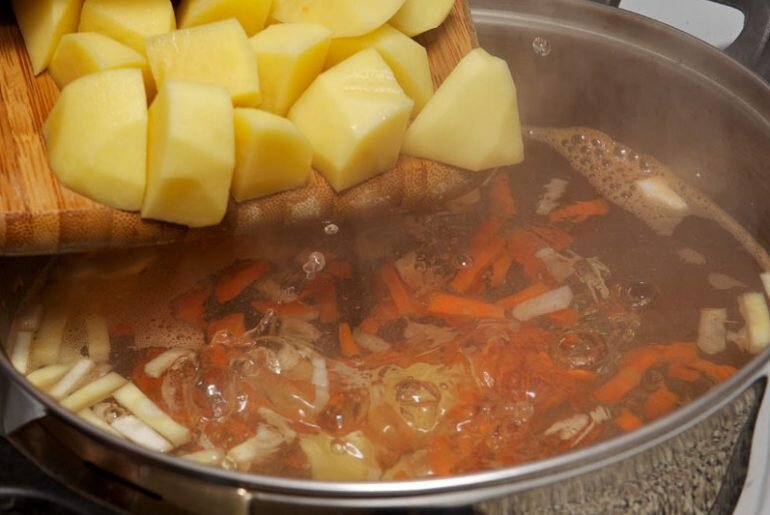 И варим 10 минут. Картошка варится в супе. Суп с картошкой в кастрюле. Картошка варится в кастрюле на суп. Грибы в кастрюле.