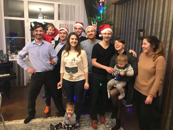 Это мы. И это еще не все.