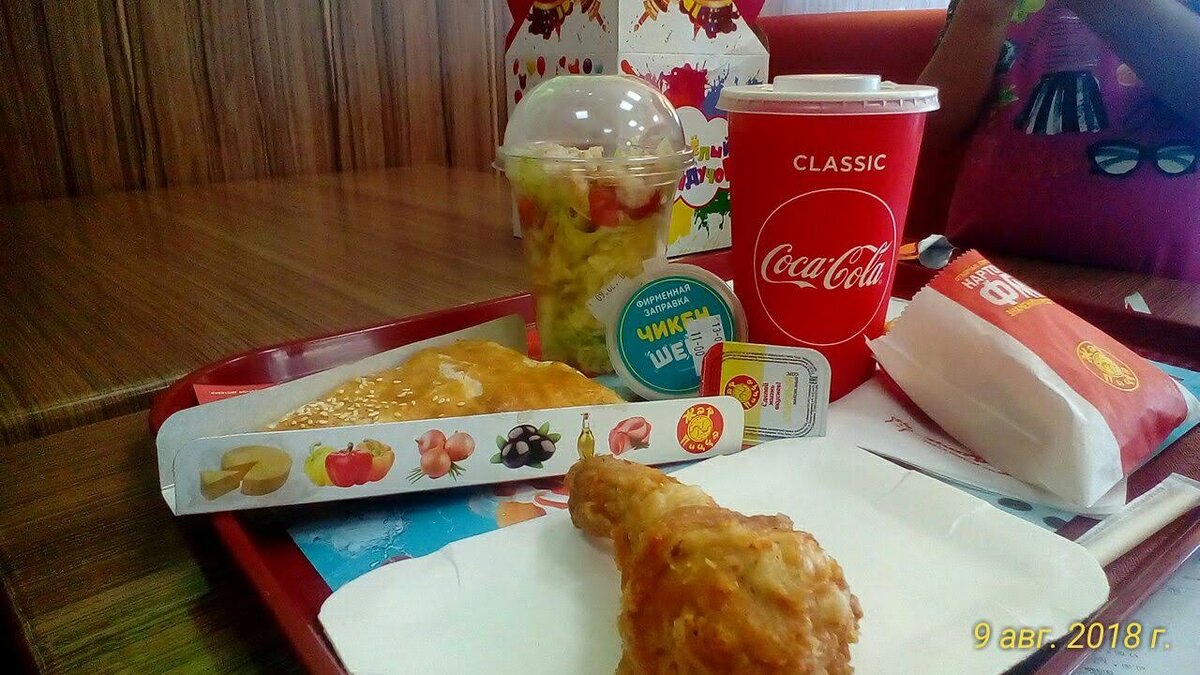 Соус добавляем в стакан и трясем, чтобы перемещать.