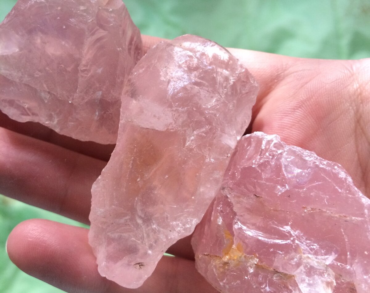 Розовый кварц, содержащий ксенон в относительно больших концентрациях