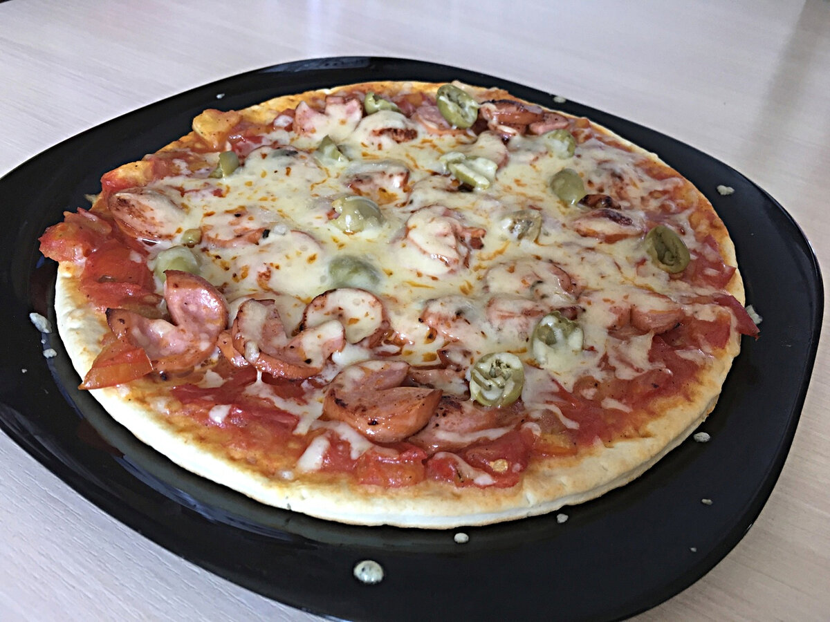 Простая и быстрая в приготовлении томатная пицца с сосисками. 20 минут - и блаженство подано. 