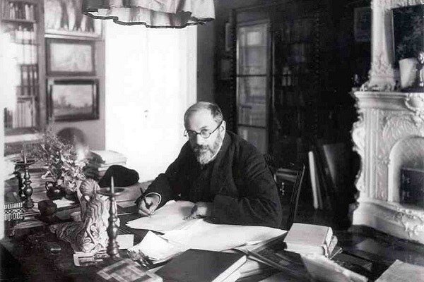 Александр Бенуа за письменным столом