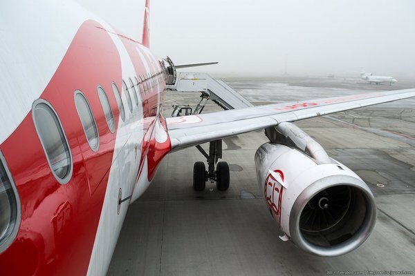 "ERN423 Милан-Львов - отмена слотов 17.08.2018, ERN424 Львов-Милан - отмена слотов 17.08.2018", - отметили на странице аэропорта. 
При этом в сообщении не указали причин, также нет никакой информации о дополнительных рейсах. Пользователи соцсетей возмущены некомпетентностью авиакомпании, и в очередной раз призывают аэропорт "Львов" расторгнуть договор с итальянским лоукостером.