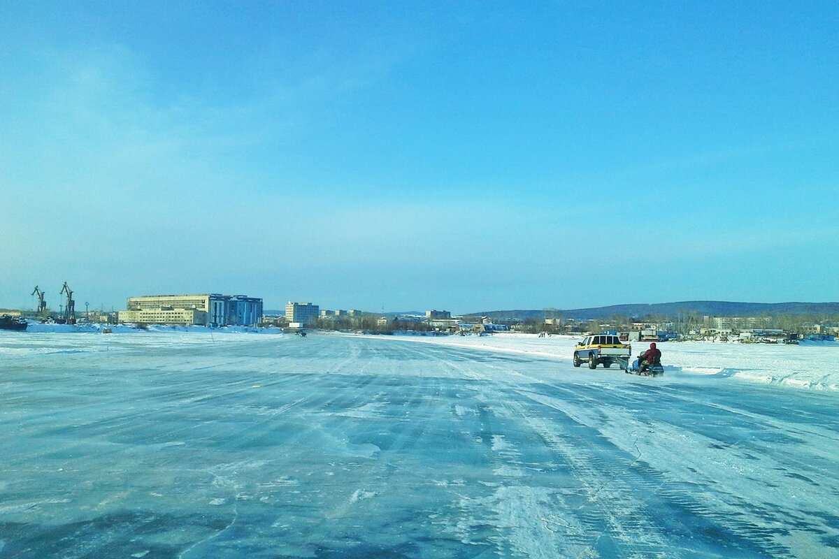 Ледовая переправа через Амур возле Николаевска-на-Амуре