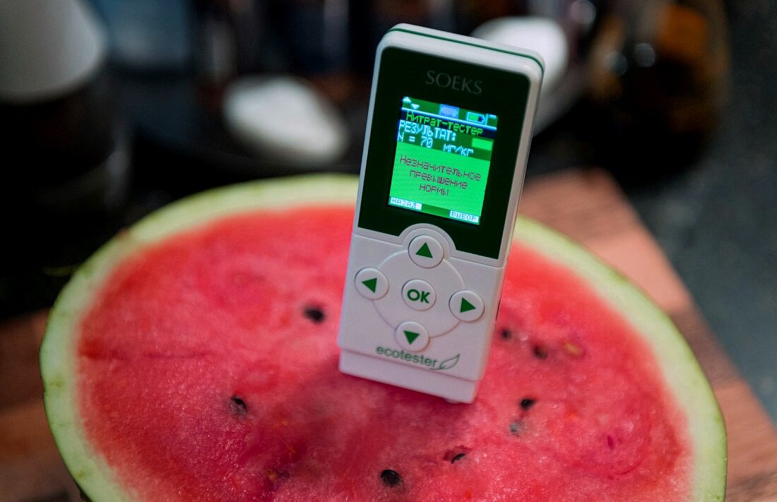 Проверка арбуза на нитраты с помощью прибора
