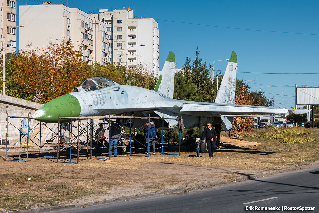 Ростов на дону 27. Су 27 Ростов на Дону. Памятник в Ростове-на-Дону самолет Су 27. Волгоград самолет Су 27 памятник. Су-27 Африканда.