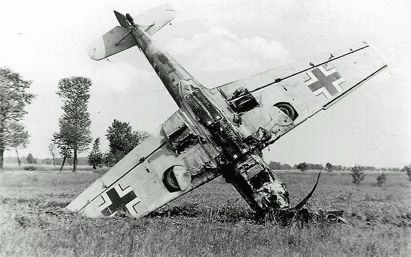 Итого воздушной схватки - сбитый Мессершмитт Bf.109 // Фото: Waffen-ss.cz
