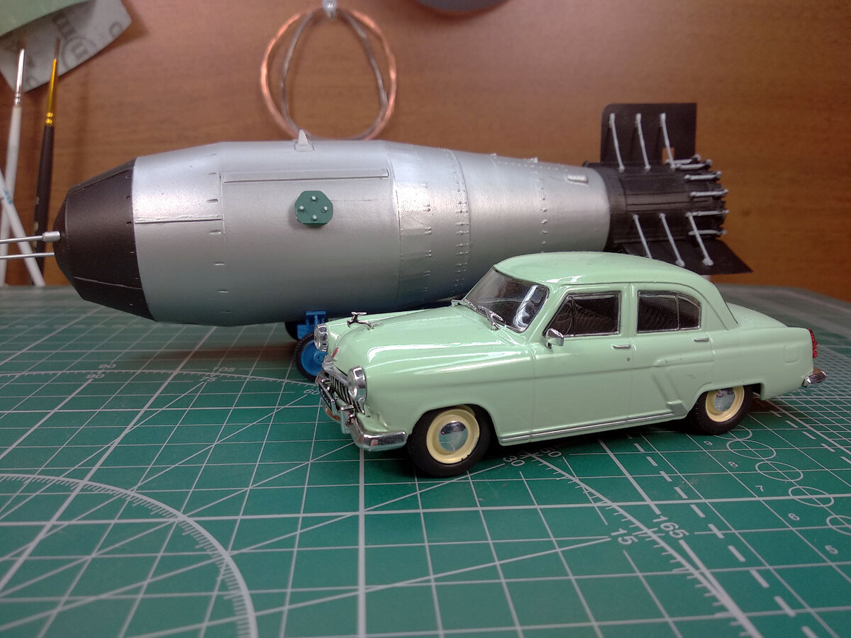 Этот ГАЗ-21 и бомба АН-602 выполнены в одном масштабе.