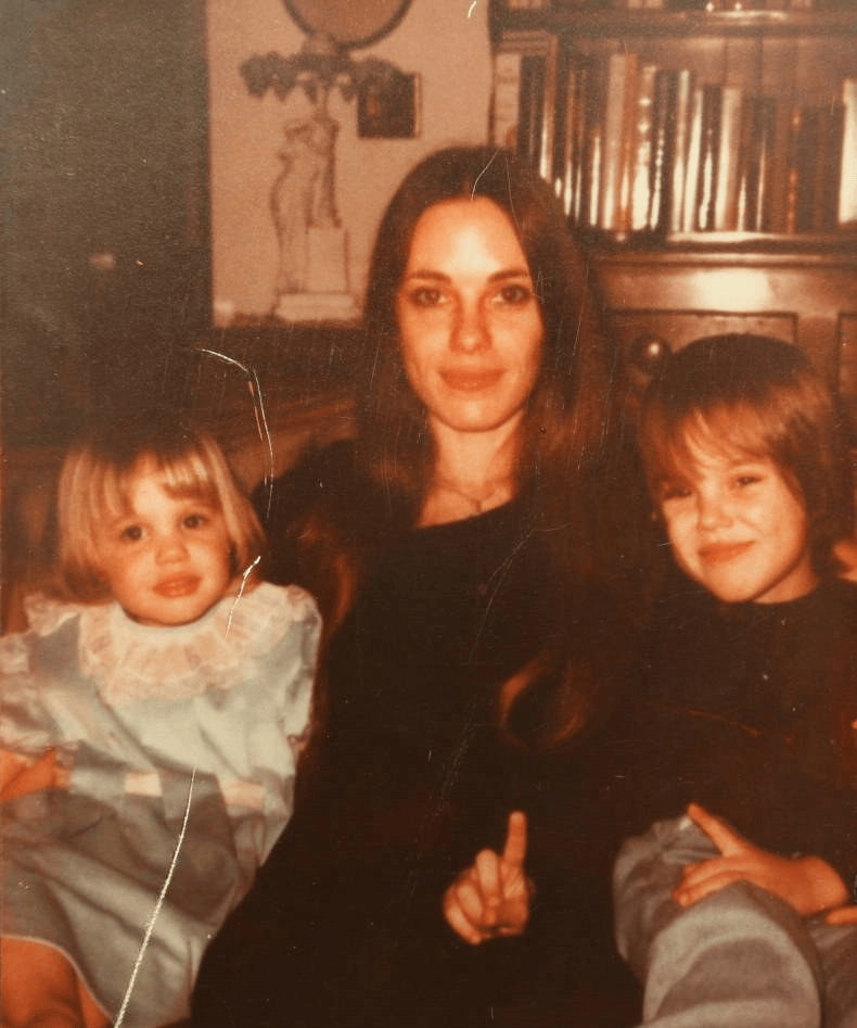Маленькая Джоли с мамой и братом.