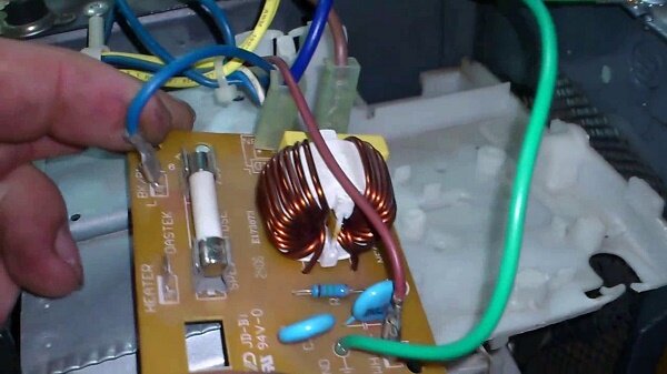 Этот вид предохранителя располагается на входе питания и защищает все устройство от возможных перепадов напряжения, которые в наших городских сетях не являются редкостью.  Как правило, при возникновении внутри изделия различных неисправностей, микроволновка мгновенно отключается от сети.