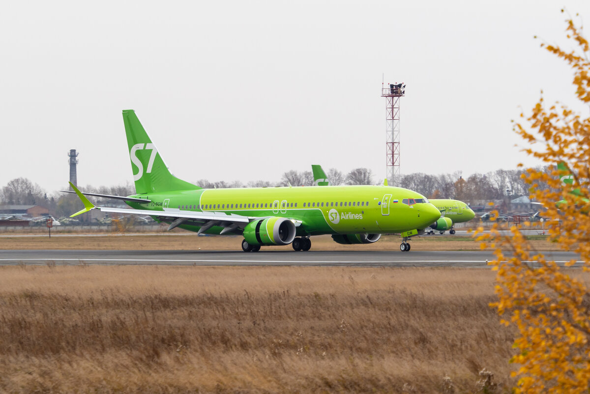 S7 airlines новосибирск. S7 толмачево. самолет s7 аэропорт толмачево. S7 airlines сибирские авиалинии. самолеты s7 в новосибирске.