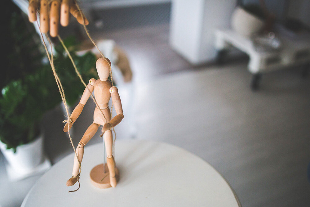 Во-вторых, формально человека подталкивают к противоположному решению, и в определенных ситуациях именно это выступает отличным стимулом сделать то, что якобы предлагают не делать (или не сделать то, о чем якобы просят). Один из классических примеров: продавцы-консультанты, которые говорят примерно следующее: «Этот товар слишком дорогой, вы не сможете себе его позволить. Давайте посмотрим варианты подешевле». Расчет идет на то, что задетое самолюбие покупателя заставит его ответить: «Нет, покажите дорогой товар» – и приобрести именно его, чтобы доказать свою платежеспособность (в своих глазах, в глазах продавца, других покупателей и т.д.).