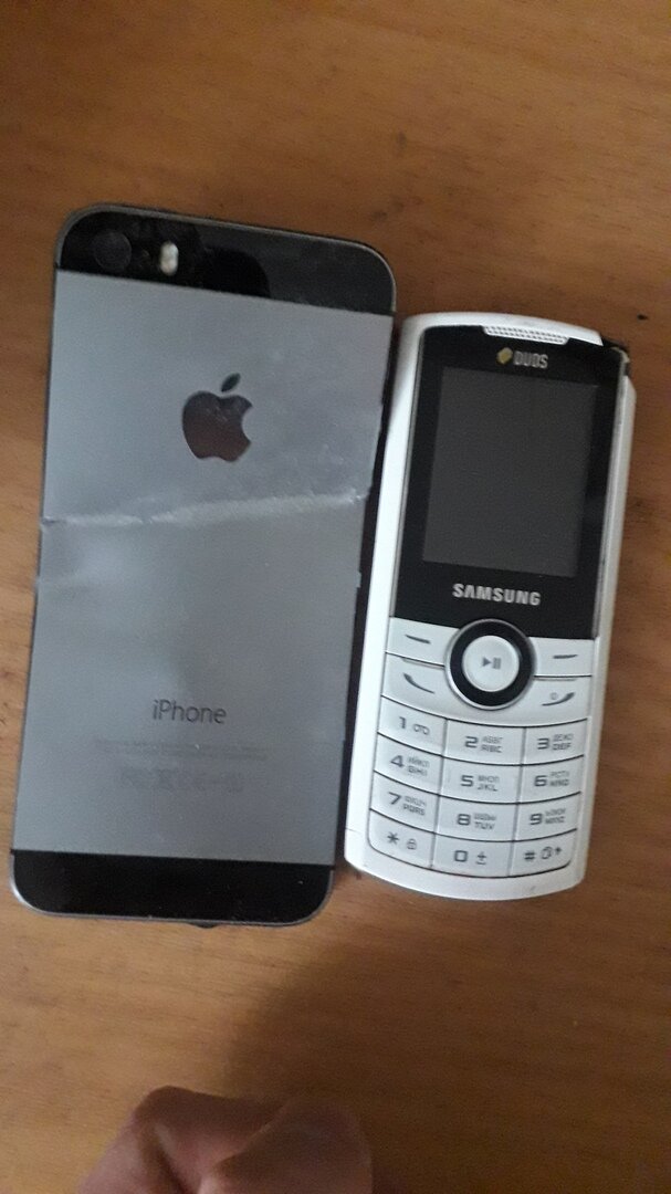 Оба телефона были найдены на помойке. Уже в таком состоянии как на фото.