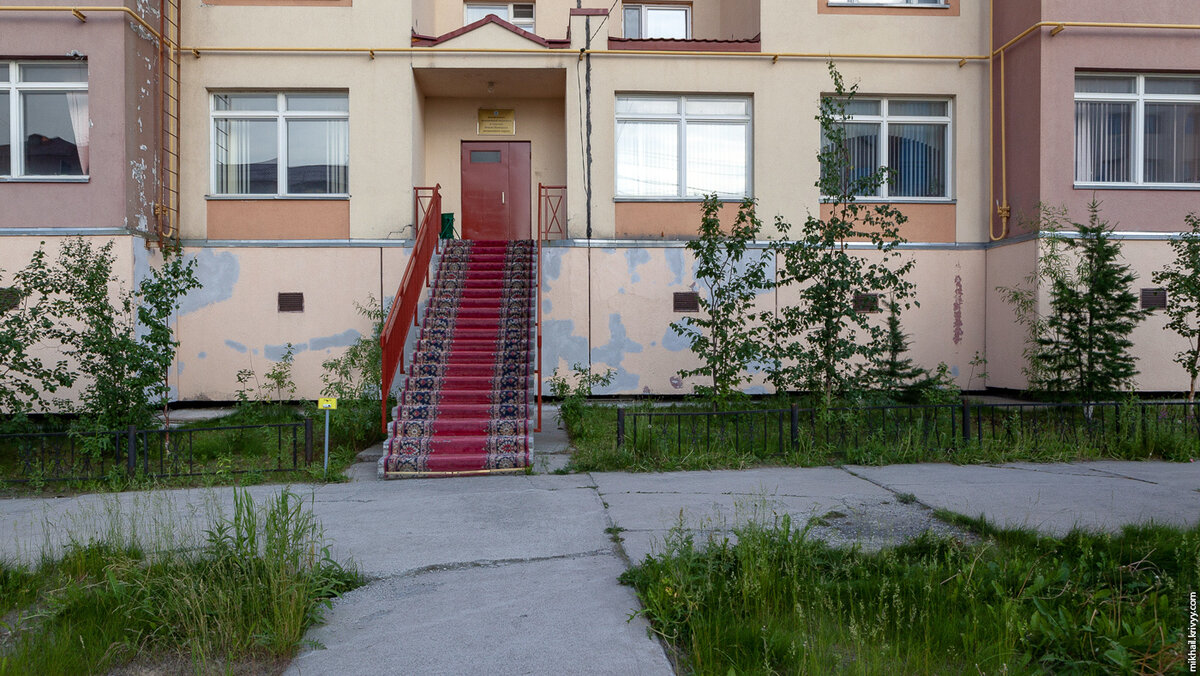 2. Все дома в Салехарде построены на сваях. Первые этажи обычно находятся на том месте, где у нас располагаются вторые. Ground floor — это вообще не про Салехард.