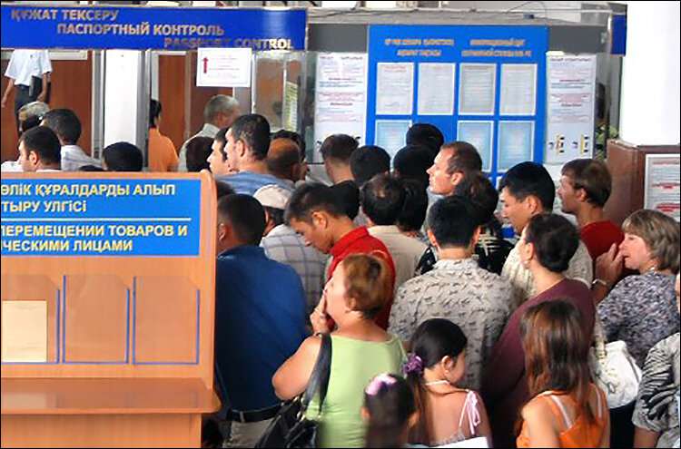 Паспортный контроль в казахстанском аэропорту. Фото с сайта Vlast.kz