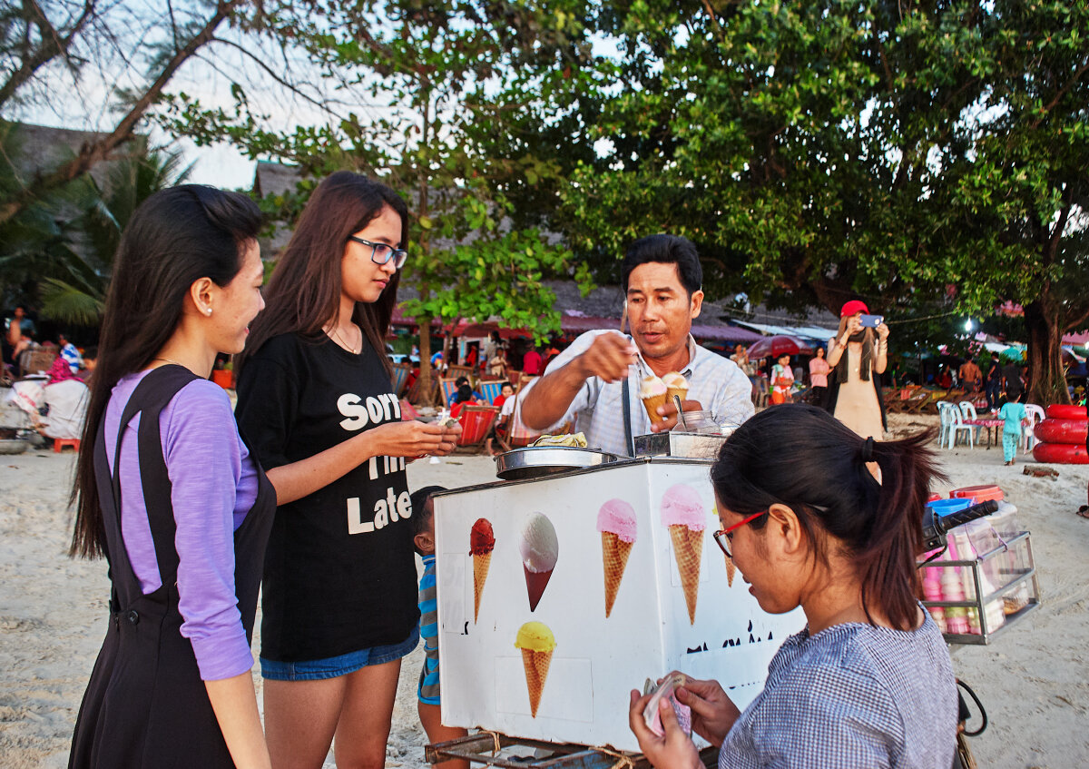 2. На пляже. Обычный торговец мороженым