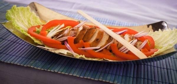 1/4 стакана ананасового сока 1 ст. ложка соевого соуса
1 ч. ложка тростникового сахара
1 ст. ложка кунжутного масла
1 зубчик чеснока
250 г куриной грудки
1 салат или пекинская капуста
1 красный болгарский перец
1/4  лука Марс
Тростниковый сахар, ананасовый сок, соевый соус, мелко нарезанный чеснок и кунжутное масло смешать и довести до кипения. Слегка обжарить на сковороде куриную грудку, поливая заправкой.  Приготовленные ингредиенты сложить в тарелку, добавить салат, болгарский перец и лук, заправить оставшимся соусом.