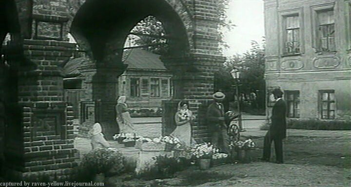 1969 год. Художественный фильм «Семейное счастье» режиссёров Сергея Соловьёва, Александра Шейна и Андрея Ладынина по рассказам А.П. Чехова. Видно крыльцо старинного Успенского собора постройки 1670-х годов. Талантливый архитектор Осип Старцев (уроженец Гончарной слободы на Таганке) смог построить из кирпича даже церковные главы и купола.