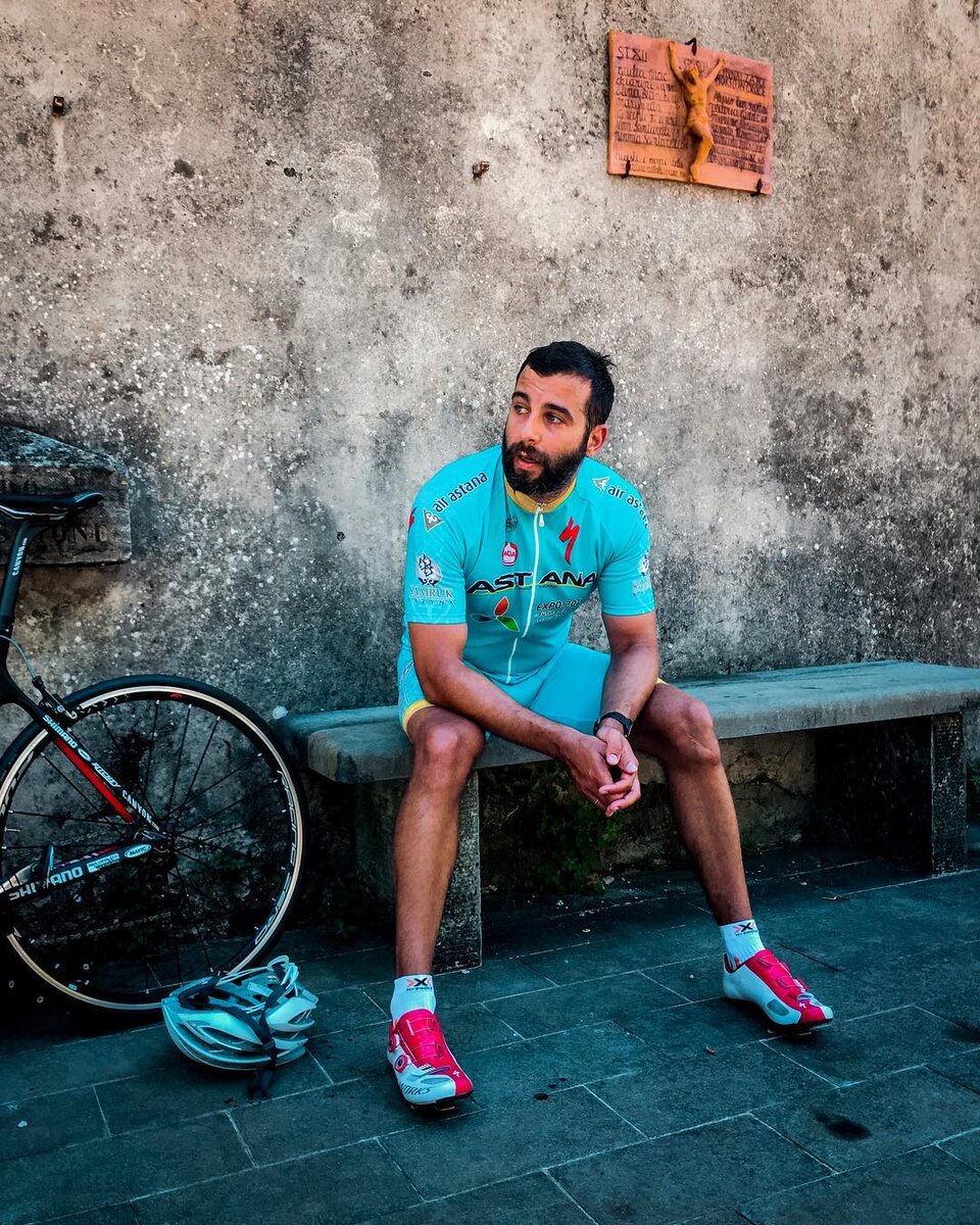 Телеведущий в форме команды Astana Pro Team /  @urgantcom