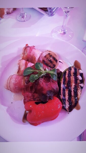 Фото с моего корпоратива, как напоминание, откуда у меня эти + 6.3 кг. Так то, Леночка, смотри и стыдись.