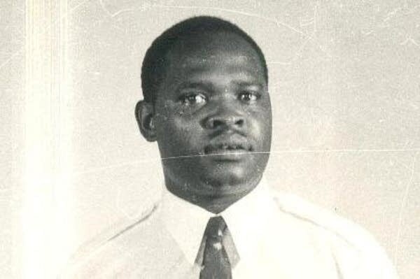 Эрасто Мпемба, ученик средней школы из Танзании, который в 1960-х годах во время приготовления мороженого обнаружил, что горячая вода замерзает быстрее.