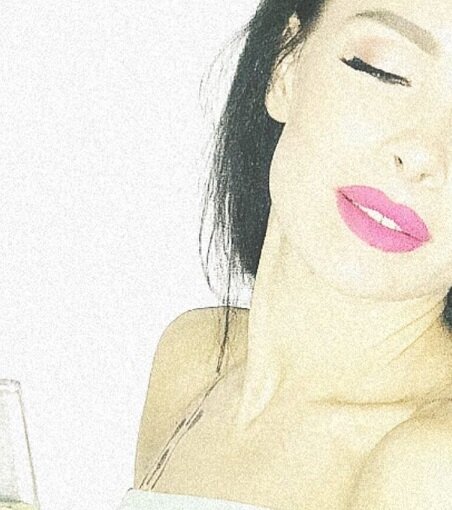 Люди хотят видеть, что за человек стоит за этим магазином, как он выглядит, как говорит. Любому хочется заглянуть за кулисы театра. Нам нравится следить за жизнями других людей, потому что мы испытываем самые разные эмоции: зависть, гордость, страх, стыд, радость, грусть, жадность. 