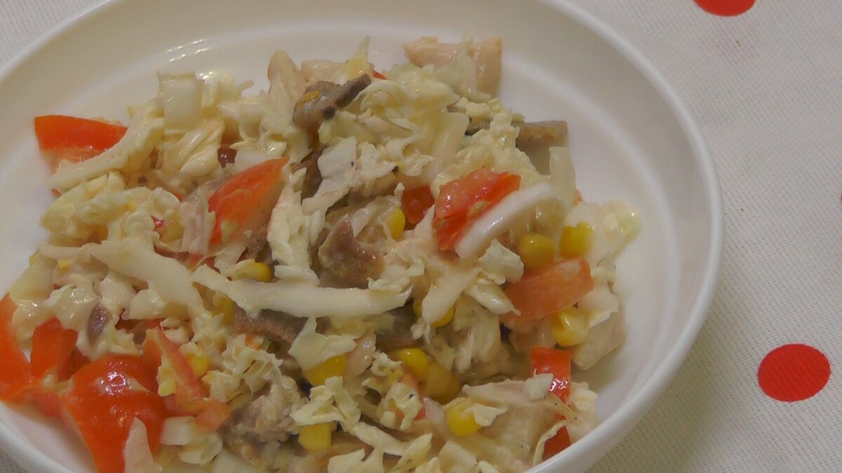 Обычно в салаты добавляется отварное куриное филе. Но чтобы салат получился вкуснее, куриное филе можно обжарить на сковороде до румяной корочки.