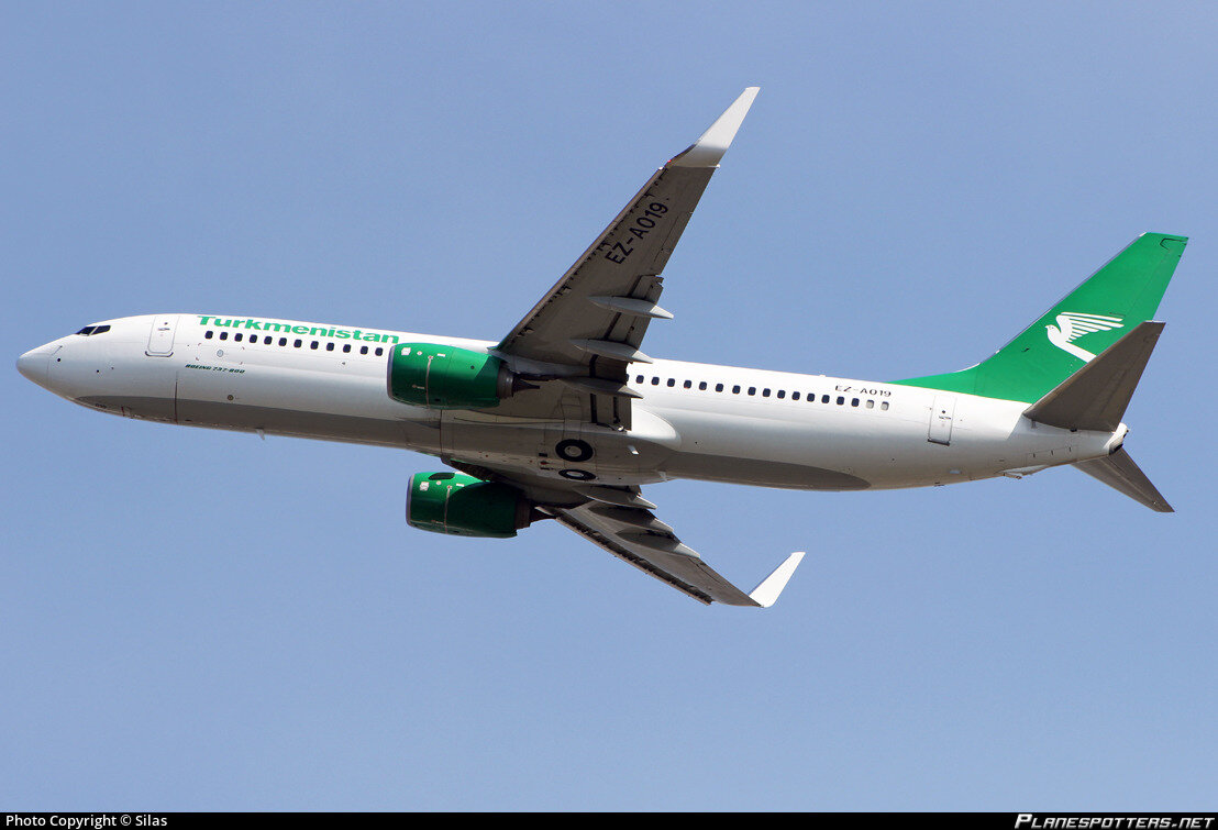 Turkmenistan Airlines летает в Европу на Boeing 737-800 в комфортной двухклассной компоновке: 16 кресел бизнес класса и 144 эконом, расставленных по современным меркам довольно сводобно