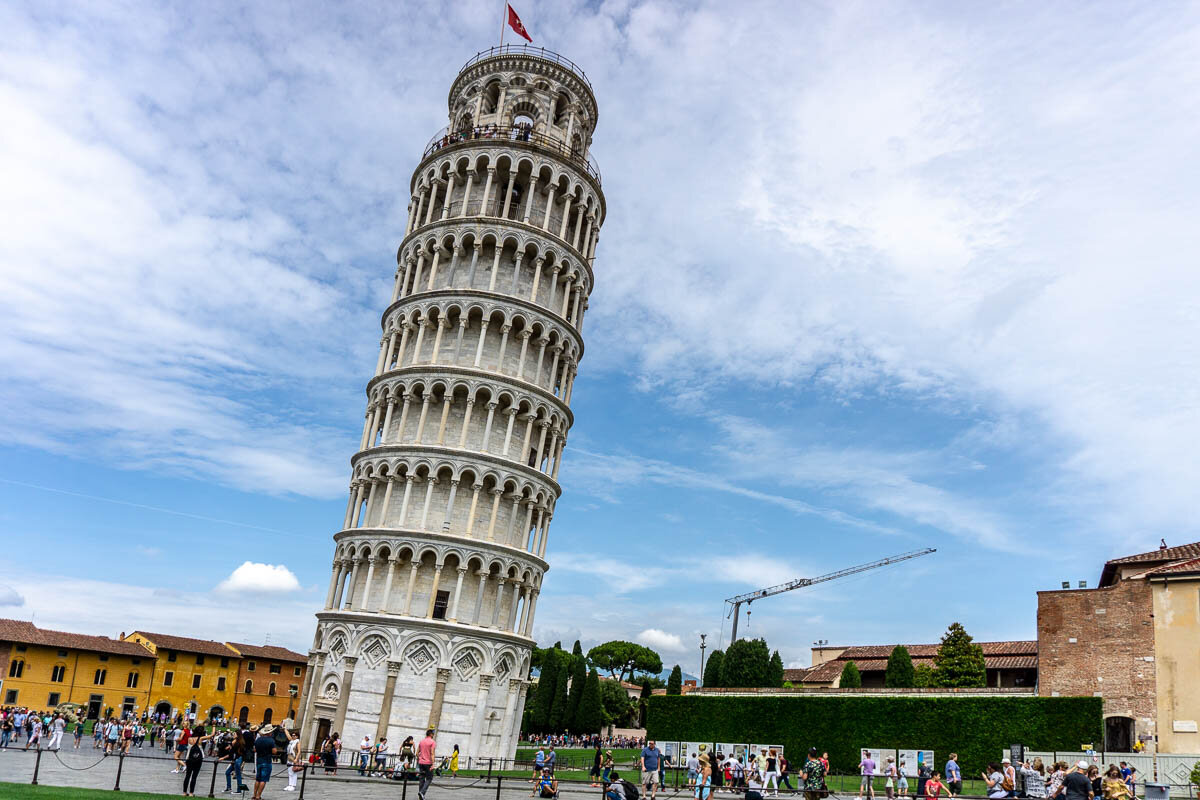Башня. Пизанская башня Италия. Достопримечательности Италии Пизанская башня. Падающая Пизанская башня. Падающая башня в Пизе.