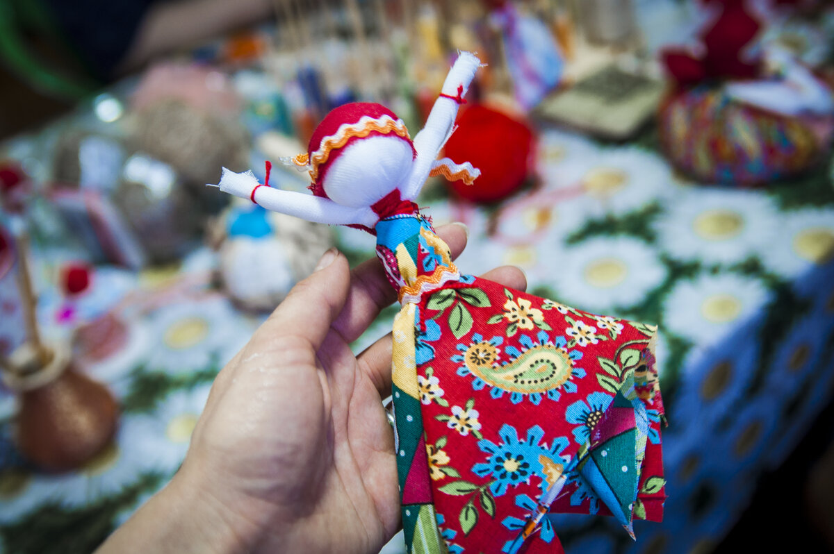 Куклы обереги. Народная кукла скрутка. Кукла скрутка. Скрученные куклы. Кукла скрутка оберег.