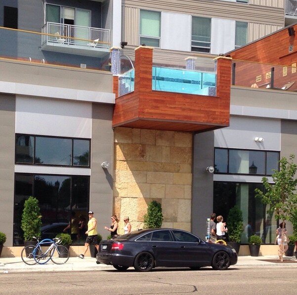 Иногда все-такие подобную идею удаётся реализовать. Но не стоит забывать, что подобный бассейн создан благодаря точнейшим инженерным расчётам конструкции, которая способна удерживать несколько тонн воды.