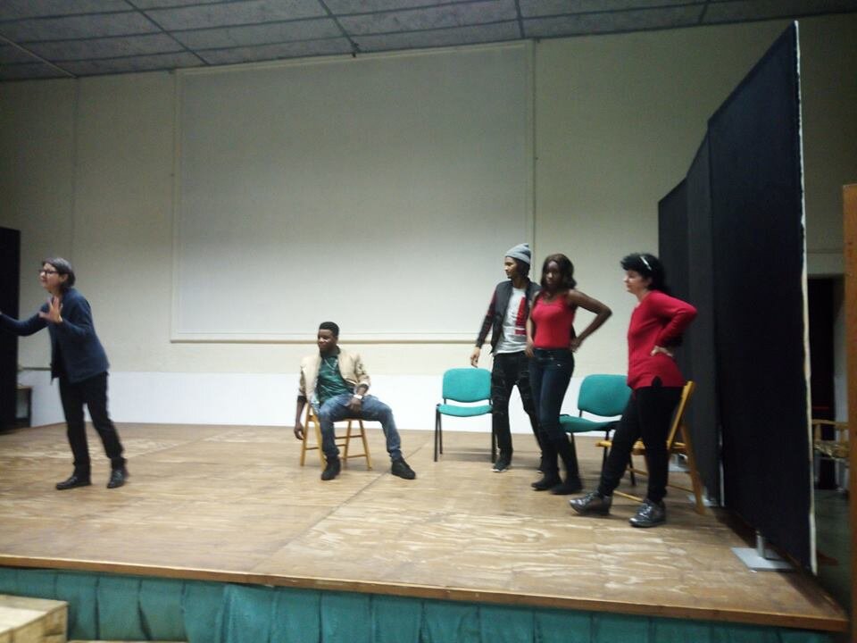 Паола (слева) объясняет задачу актёрам