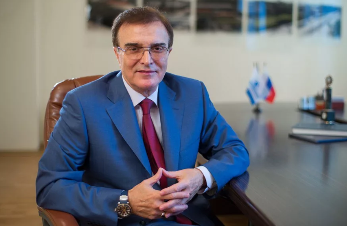 Давайте на секундочку задумаемся вот о чем: а кого у нас всегда на Руси, наш с вами русский народ, очень не любит? Традиционно! Исконно! С лютой ненавистью! Это – людей богатых, умных и образованных. И, нередко, когда мы вот с этой трибуны поднимаем вот такие вопросы, мы невольно идем на поводу в развитии вот этих отрицательных качеств. Если человек состоялся, если он неординарен - он имеет право на все эти блага.