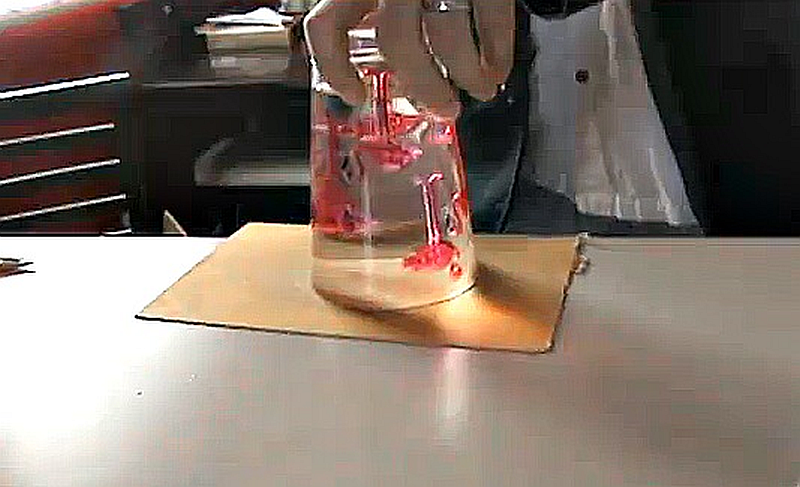 Стакан на листе бумаги. Эксперименты с водой и стаканчиками. Перевернутый стакан с водой. Опыт вода в перевернутом стакане. Эксперимент со стаканом воды и бумагой.