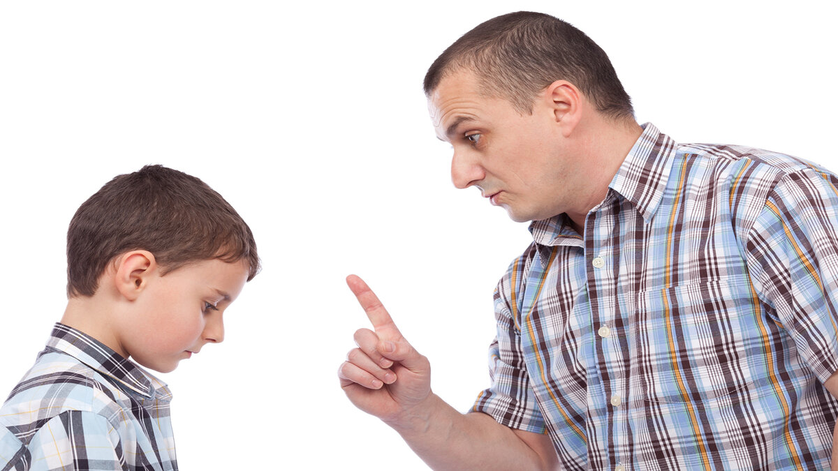 Родители ругают ребенка. Ребенок кричит. Плохой отец картинки. Ребенок наказан. Мужчина ругает ребенка.