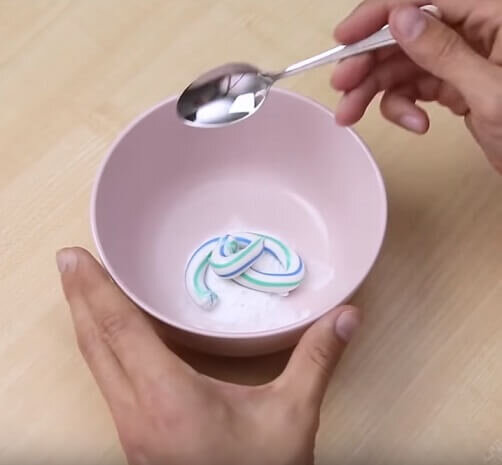 Смешивание соды и зубной пасты