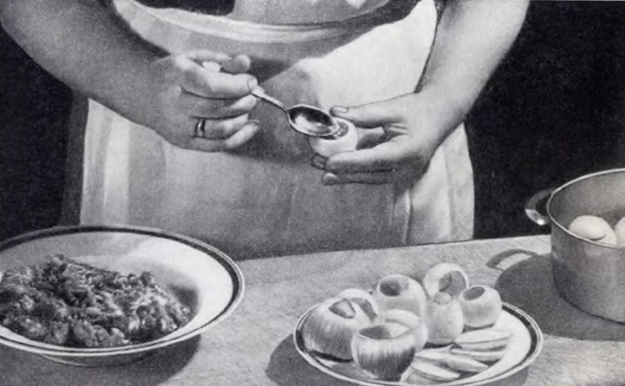 Фарширование лука для толмы. Фото из книги «Армянская кулинария» под редакцией А.С. Пирузян