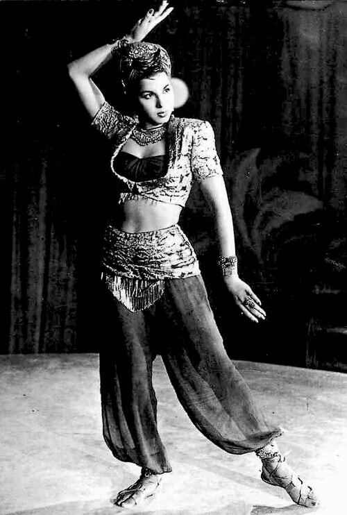 Самия Гамаль - египетская танцовщица середины 20 века. Лицо уже не прячет. 