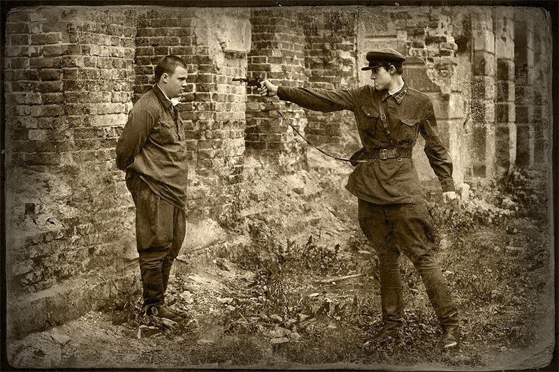 Чекист расстреливает. Палачи нквд 1937ахтамукай. Чекист расстреливает. Нквдшник штрафбат заградотряд. Расстрельная команда нквд.