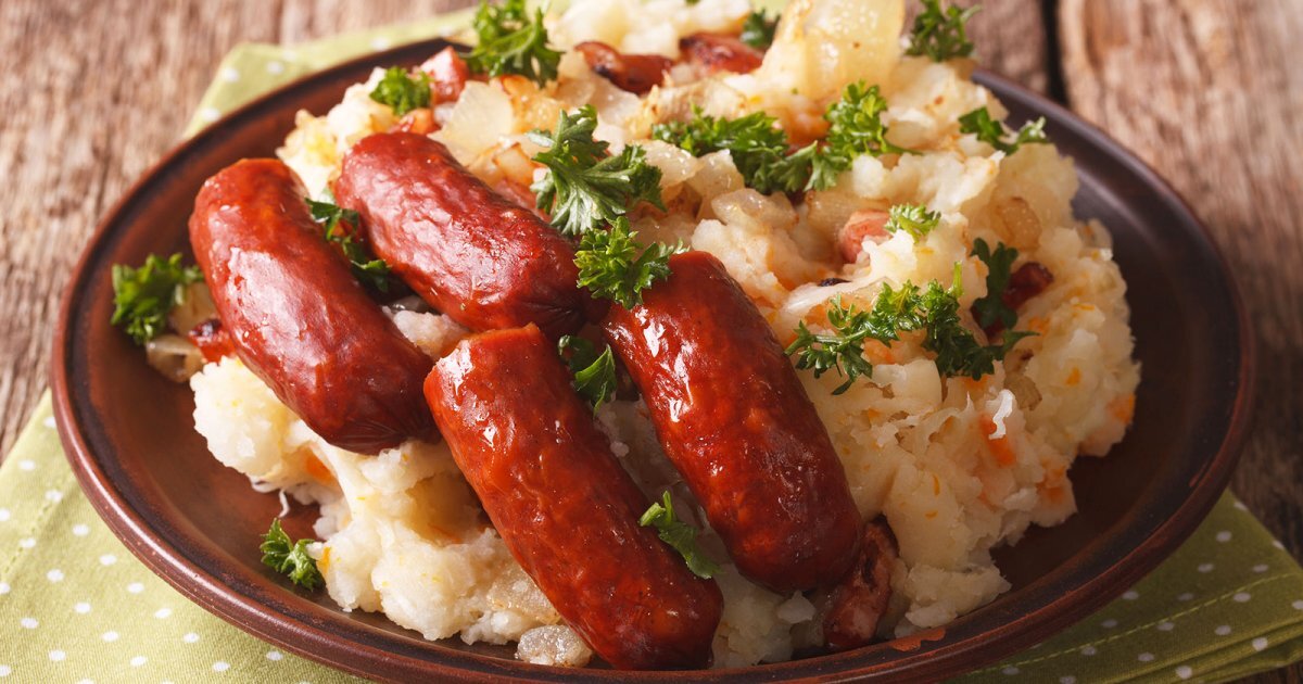 Традиционный стамппот из картофеля, моркови и вареной капусты с копчеными колбасками из свинины и говядины. Источник иллюстрации: Эйкле