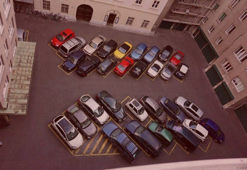 запрет парковки во дворах. разметка площадки для пожарной техники. припаркованные машины во дворе. дорожные знаки во дворах многоквартирных. парковка во дворе.