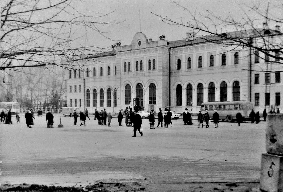 Советский серпухов фото. Серпухов вокзал 90е. Тульский вокзал 1970. Вокзал Серпухов в 1960. Вокзал Серпухов 1950.