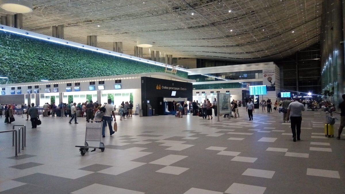 Аэропорт города Симферополь. Тут пока нет иностранных туристов...