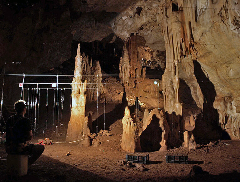                                                    Раскопки в пещере Манот (Израиль)