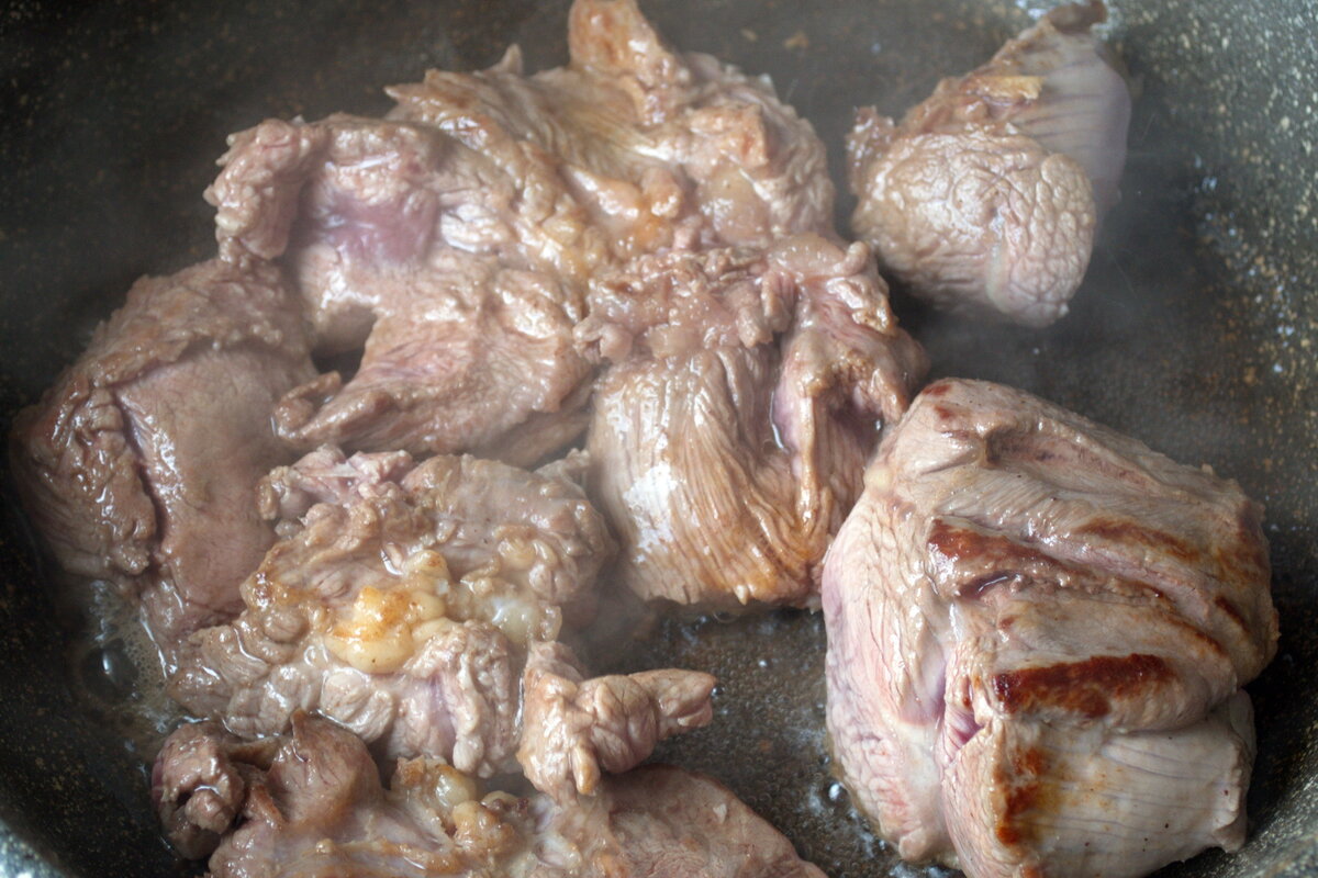 Мясо обжарить до золотистой корочки местами.