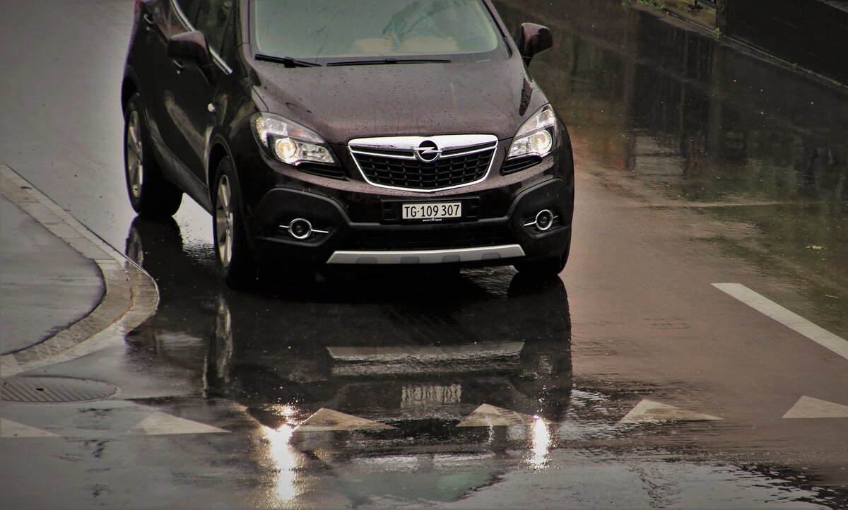https://pixabay.com/photos/street-rain-wet-asphalt-reflection-4453851/