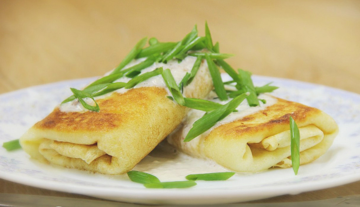 Подача блинов со сметаной и зеленью