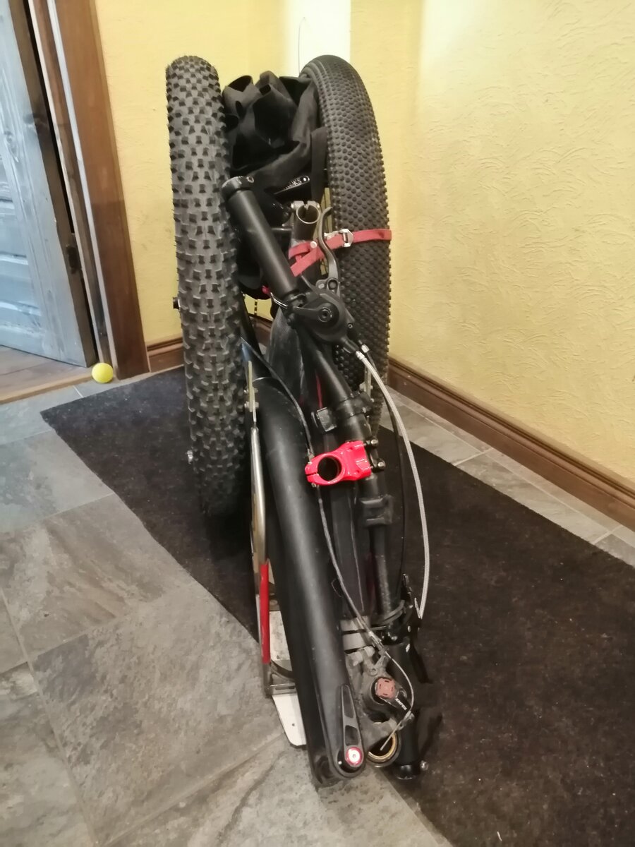 сложенный велосипед без личных вещей