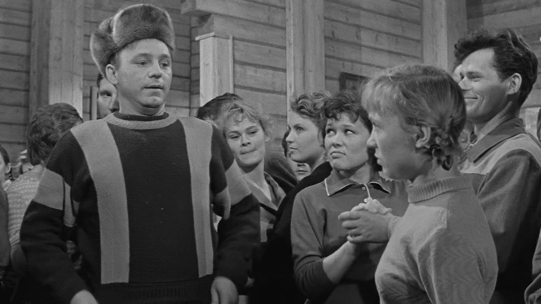 Та самая шапка. Кадр из фильма "Девчата". Источник: https://cdn.fishki.net/upload/post/2018/07/13/2649424/06.jpg